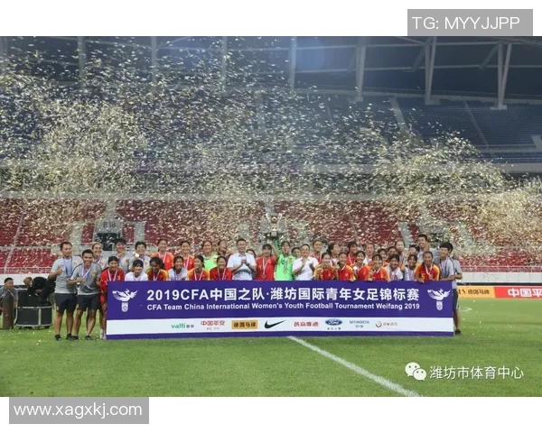 足球明星手绘艺术展现球场魅力与运动精神的完美结合